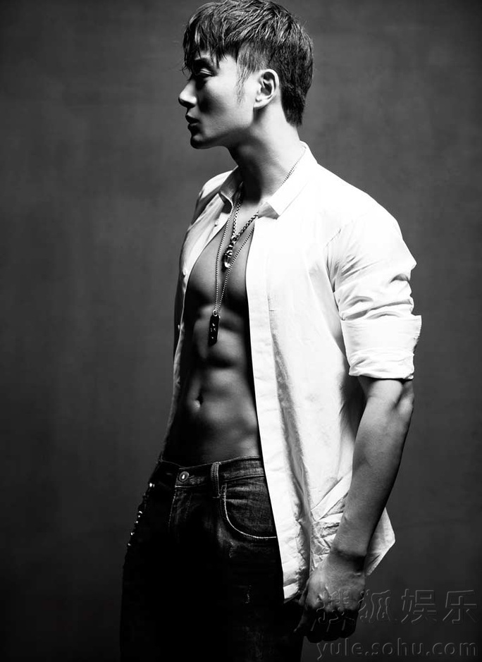 李东学最新写真大秀完美腹肌 性感十足俊朗霸气