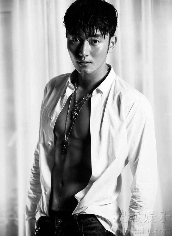 李东学最新写真大秀完美腹肌 性感十足俊朗霸气