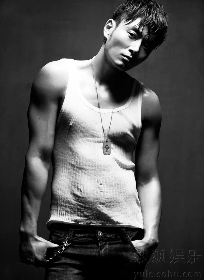 李东学最新写真大秀完美腹肌 性感十足俊朗霸气