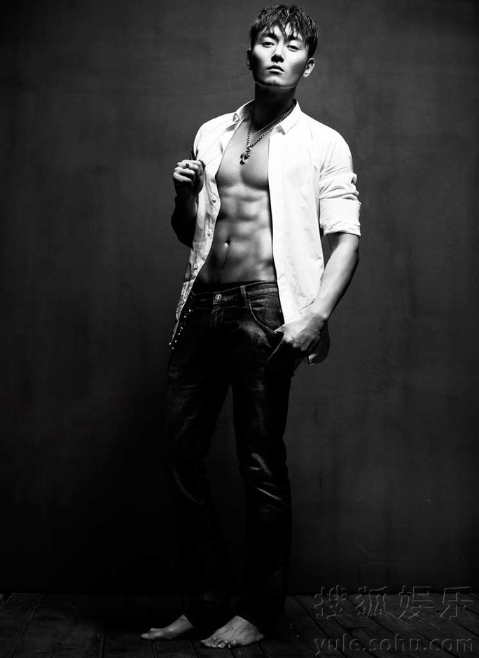 李东学最新写真大秀完美腹肌 性感十足俊朗霸气