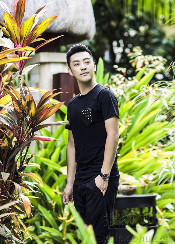 赵达最新写真曝光 化身丛林王子演绎阳光暖男