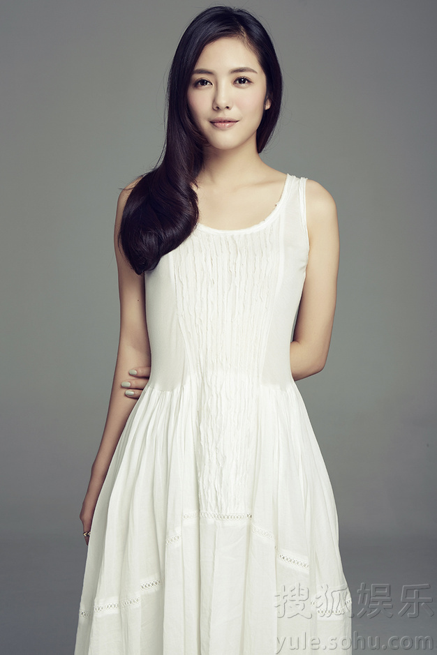 蔡文静最新白裙写真曝光  清新甜美笑容灿烂