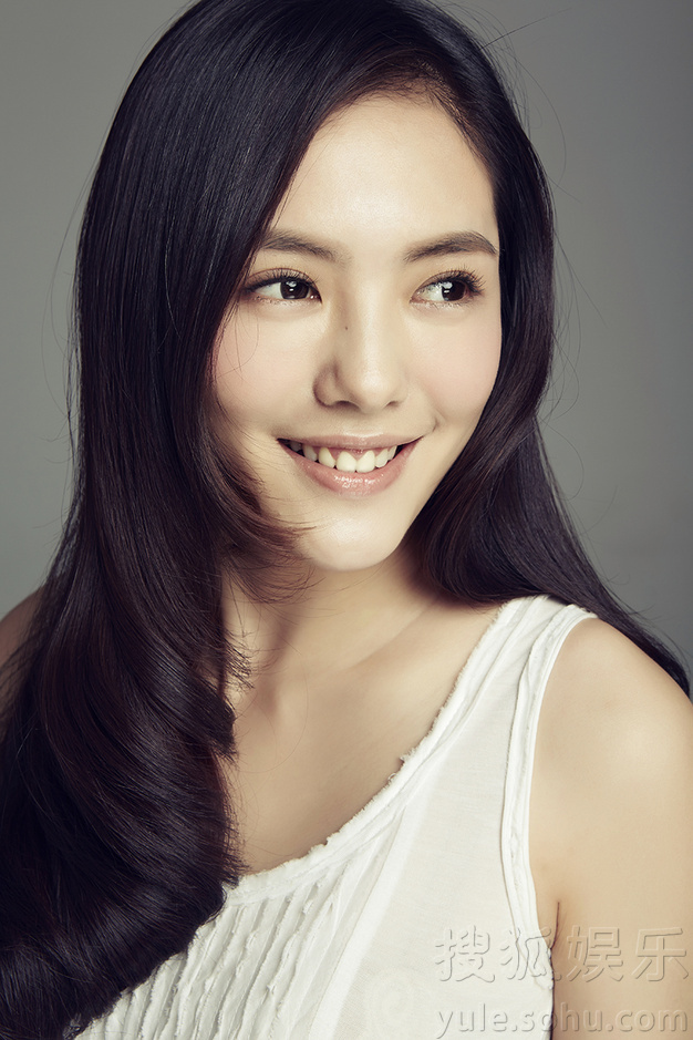 蔡文静最新白裙写真曝光  清新甜美笑容灿烂