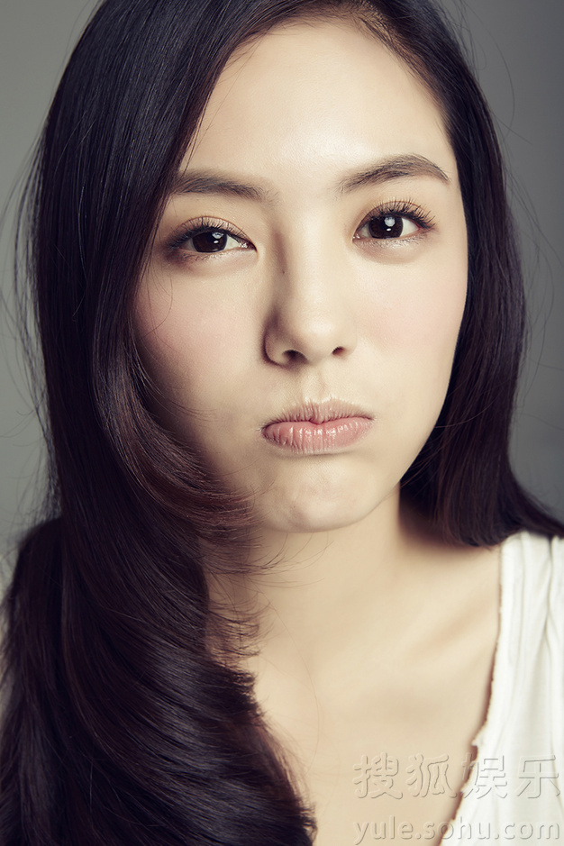 蔡文静最新白裙写真曝光  清新甜美笑容灿烂