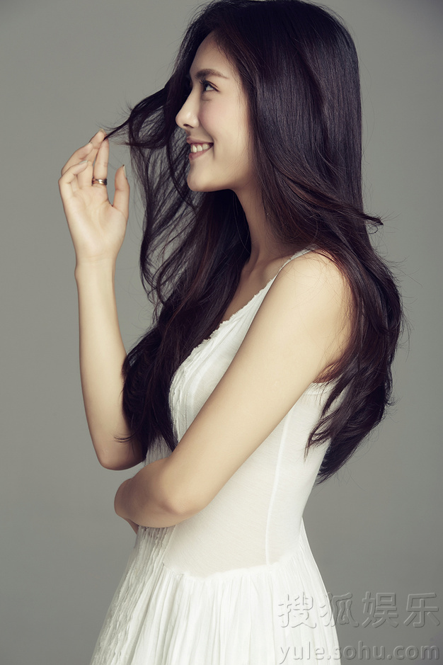 蔡文静最新白裙写真曝光  清新甜美笑容灿烂