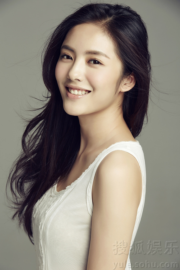 蔡文静最新白裙写真曝光  清新甜美笑容灿烂