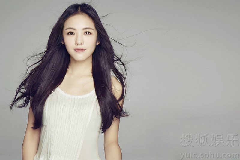 蔡文静最新白裙写真曝光  清新甜美笑容灿烂