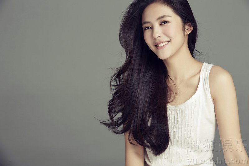 蔡文静最新白裙写真曝光  清新甜美笑容灿烂