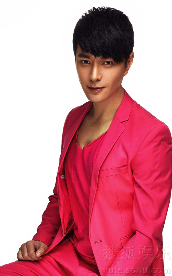 “情话男神”杜俊泽萌帅清新写真诠释粉嫩