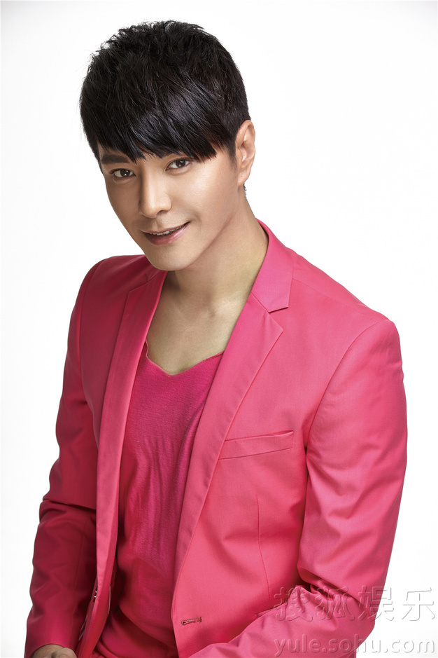 “情话男神”杜俊泽萌帅清新写真诠释粉嫩