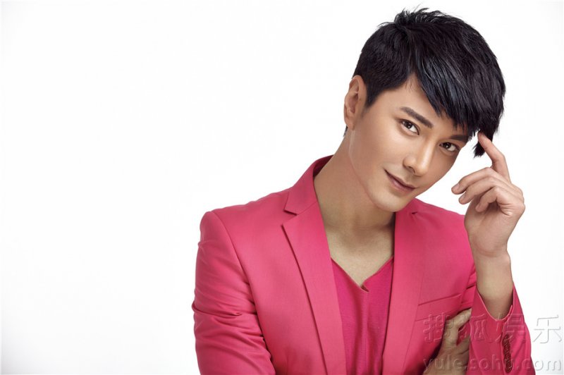 “情话男神”杜俊泽萌帅清新写真诠释粉嫩