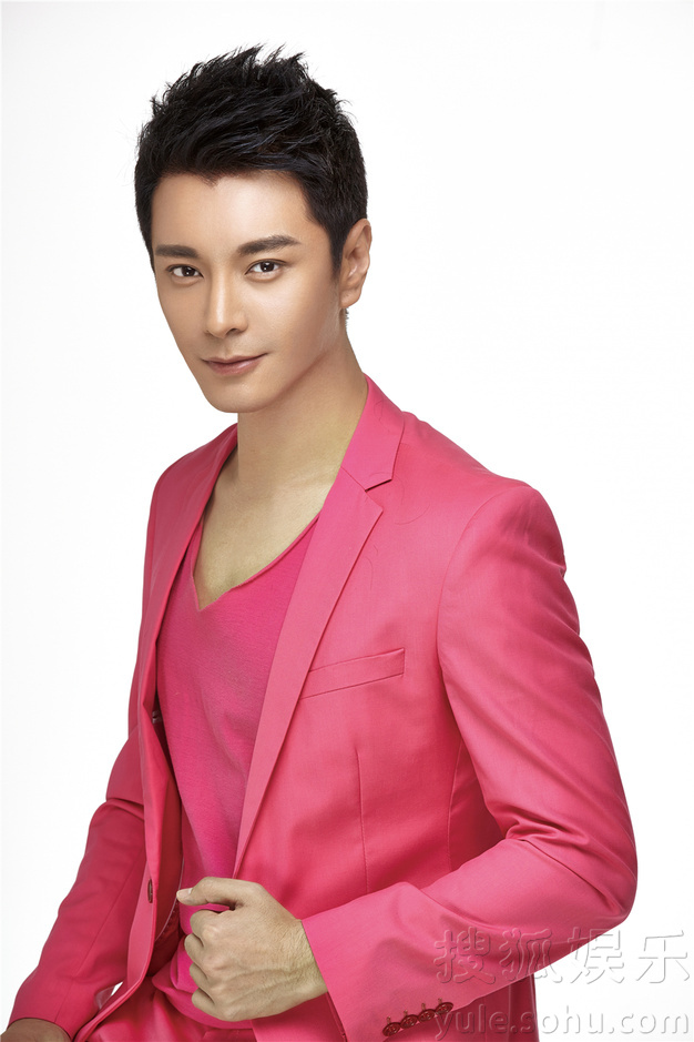 “情话男神”杜俊泽萌帅清新写真诠释粉嫩