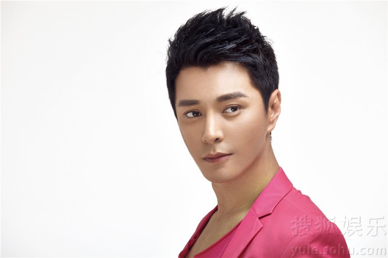 “情话男神”杜俊泽萌帅清新写真诠释粉嫩