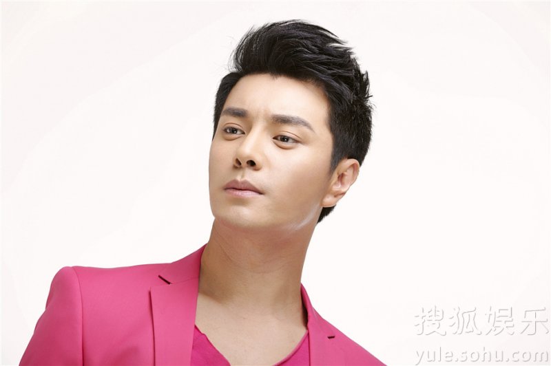 “情话男神”杜俊泽萌帅清新写真诠释粉嫩