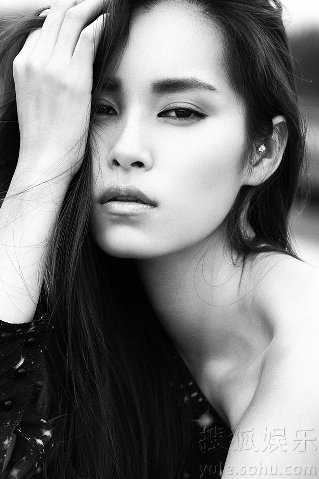 田蕾希黑白大片曝光 身材修长性感冷艳神色撩人