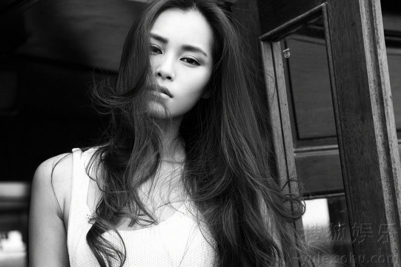 田蕾希黑白大片曝光 身材修长性感冷艳神色撩人