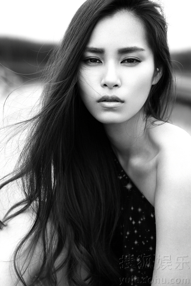 田蕾希黑白大片曝光 身材修长性感冷艳神色撩人