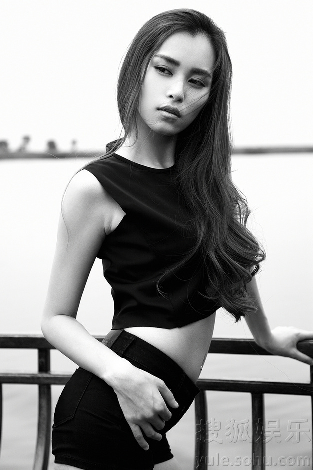 田蕾希黑白大片曝光 身材修长性感冷艳神色撩人