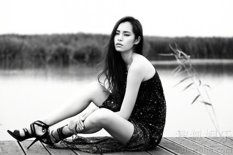 田蕾希黑白大片曝光 身材修长性感冷艳神色撩人