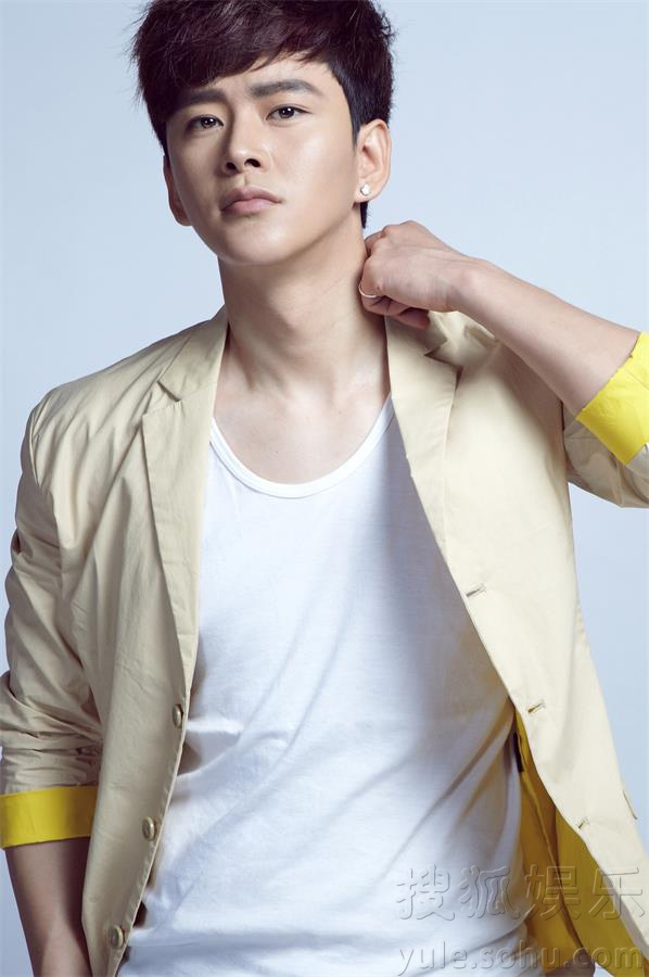 黄明曝暖男写真曝光 清新爽朗气质让人着迷