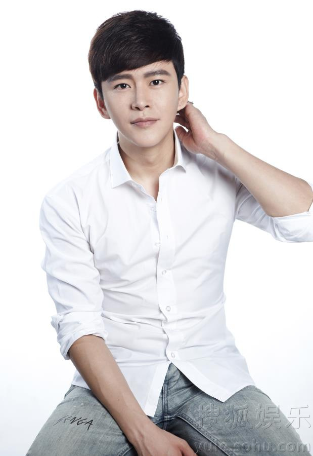 黄明曝暖男写真曝光 清新爽朗气质让人着迷