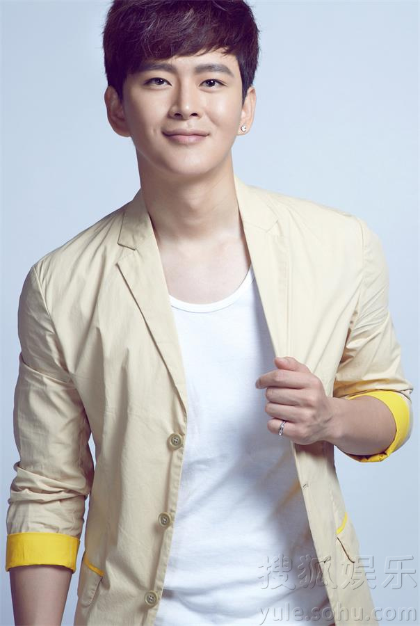 黄明曝暖男写真曝光 清新爽朗气质让人着迷