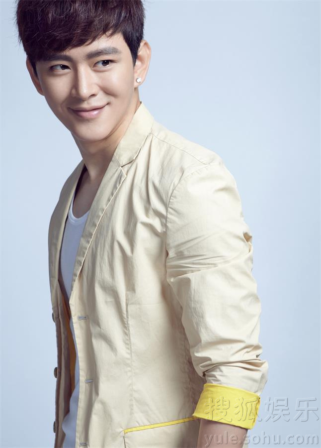 黄明曝暖男写真曝光 清新爽朗气质让人着迷