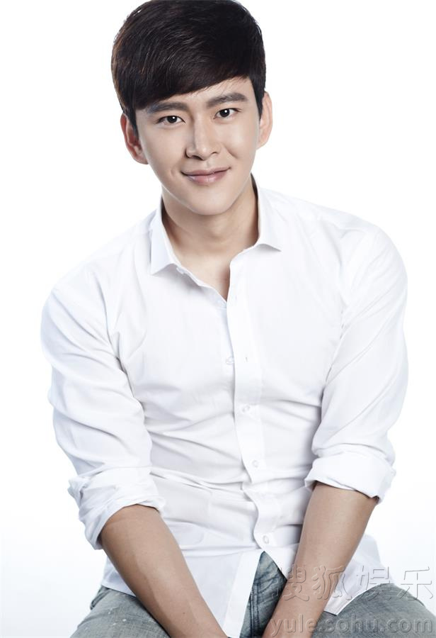 黄明曝暖男写真曝光 清新爽朗气质让人着迷