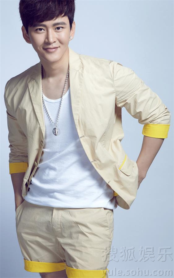 黄明曝暖男写真曝光 清新爽朗气质让人着迷