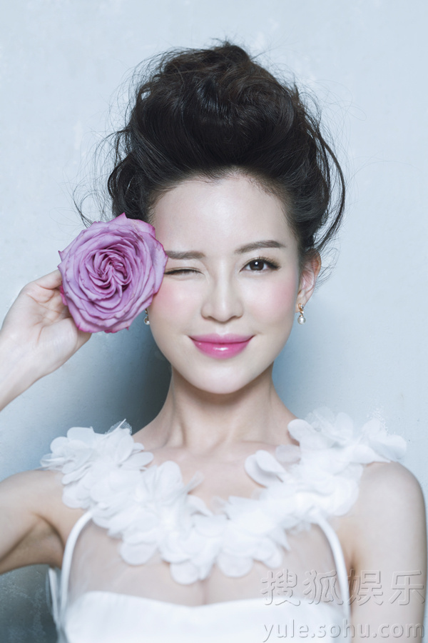 温心唯美写真曝光 古典靓丽宛若花中仙子