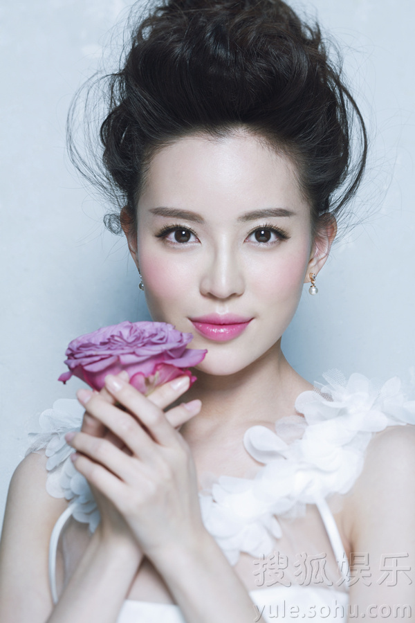 温心唯美写真曝光 古典靓丽宛若花中仙子