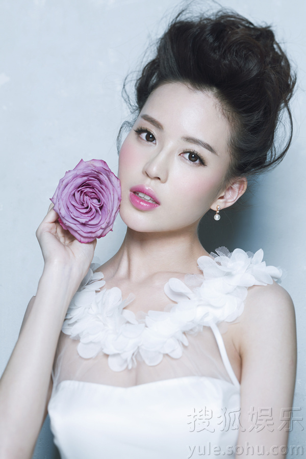 温心唯美写真曝光 古典靓丽宛若花中仙子