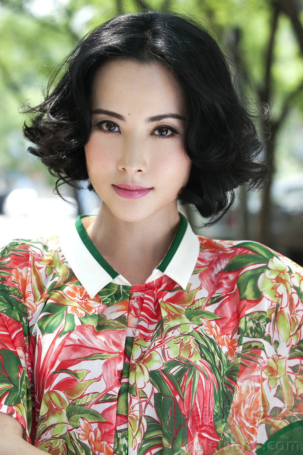 杨明娜初春气质写真 春意盎然展温婉娇俏活力