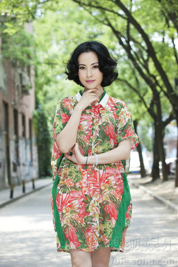 杨明娜初春气质写真 春意盎然展温婉娇俏活力