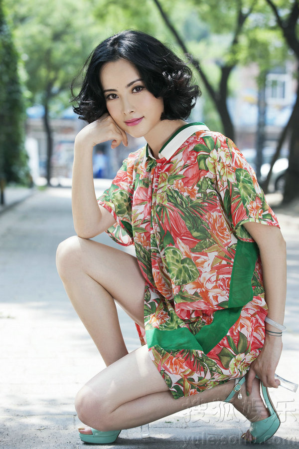 杨明娜初春气质写真 春意盎然展温婉娇俏活力