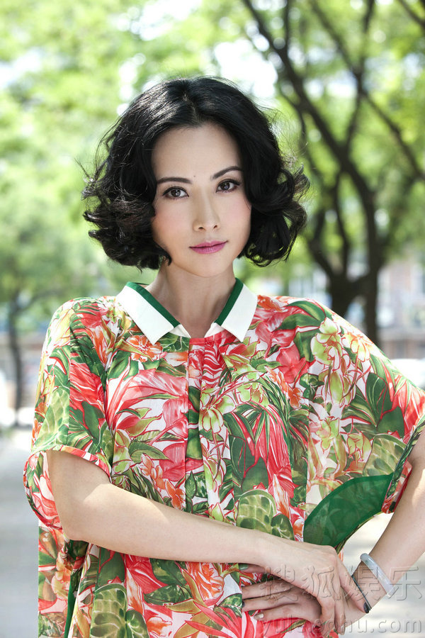 杨明娜初春气质写真 春意盎然展温婉娇俏活力