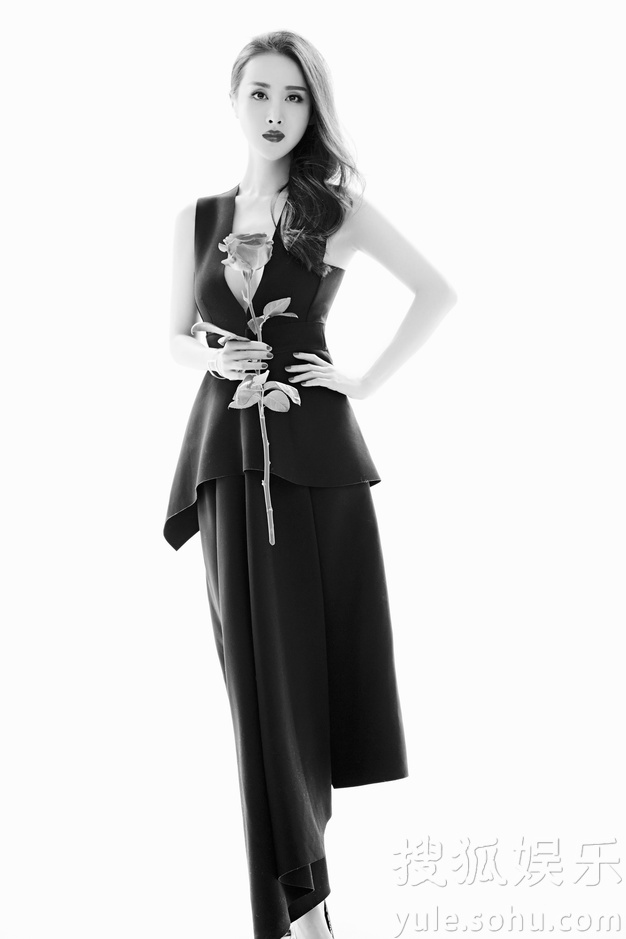 王若心最新黑白大片曝光 优雅镌刻唯美时光