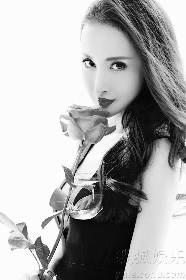 王若心最新黑白大片曝光 优雅镌刻唯美时光