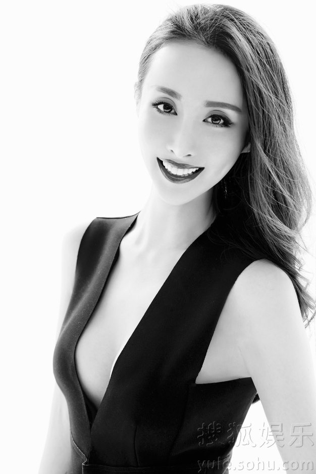 王若心最新黑白大片曝光 优雅镌刻唯美时光