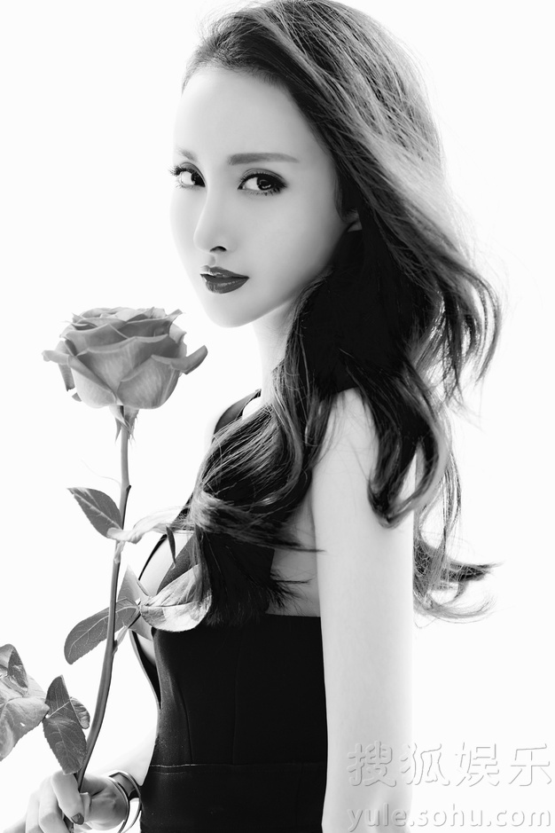 王若心最新黑白大片曝光 优雅镌刻唯美时光