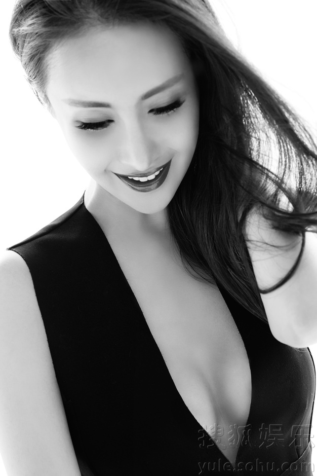 王若心最新黑白大片曝光 优雅镌刻唯美时光