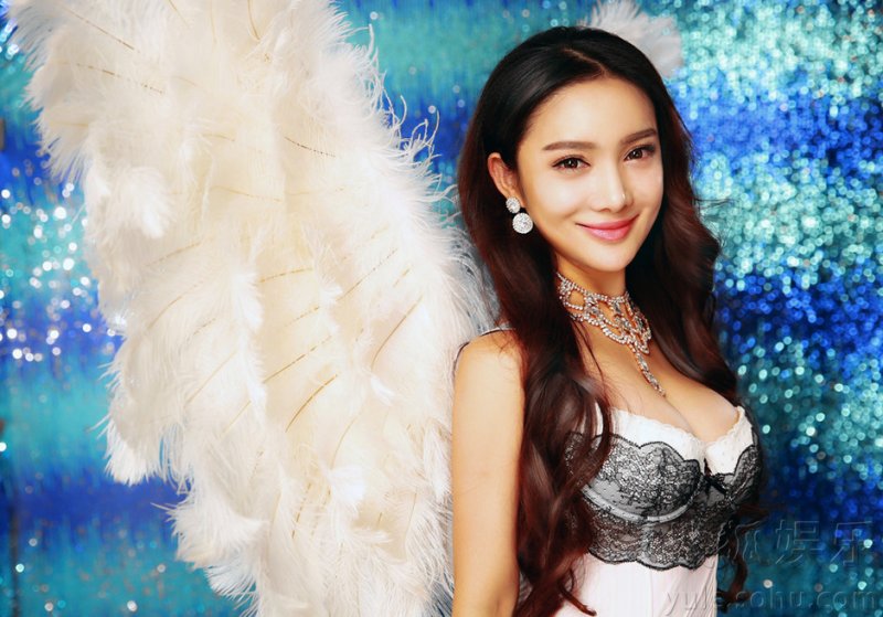 任娇维多利亚秘密大片曝光 性感热辣秀魔鬼身材