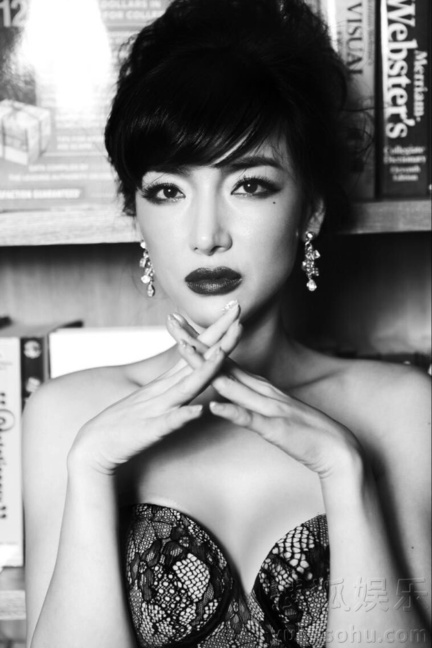 叶一云黑白写真 展个性女王魅力
