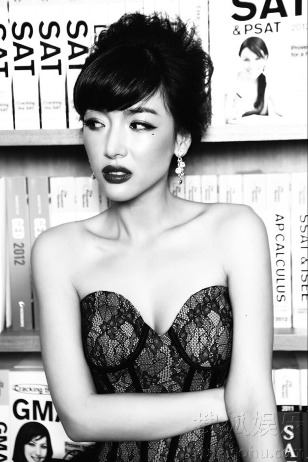 叶一云黑白写真 展个性女王魅力