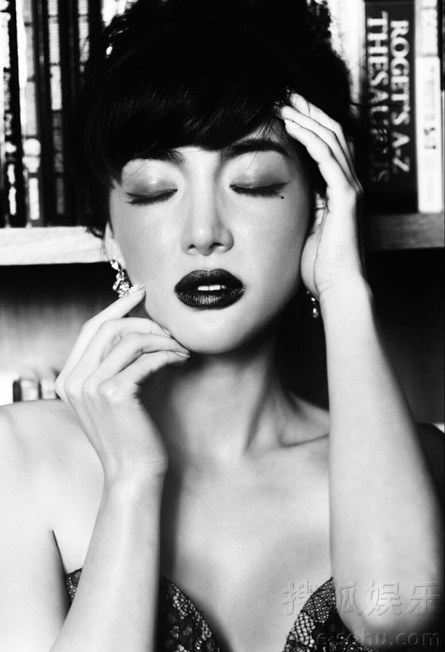 叶一云黑白写真 展个性女王魅力