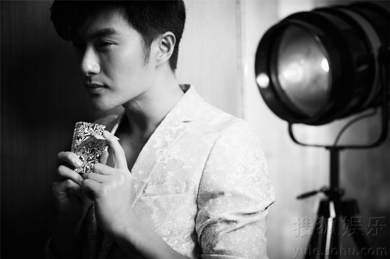 《何以笙萧默》向恒写真 沈泰扮赌神事业线凸显