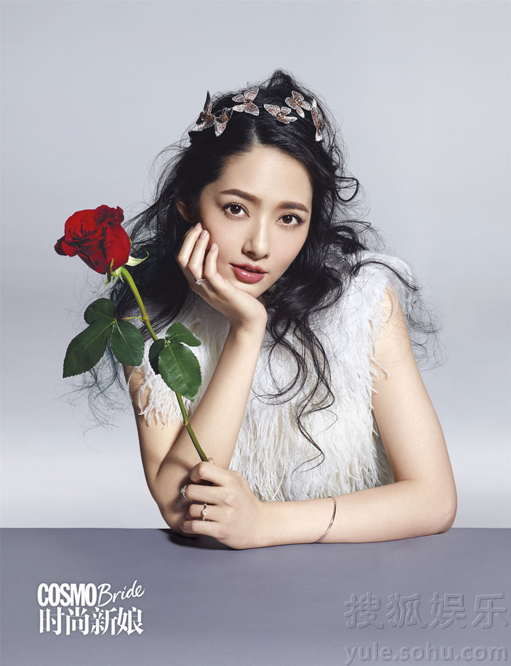 郭碧婷披婚纱登封面 飘逸唯美演绎浪漫情怀