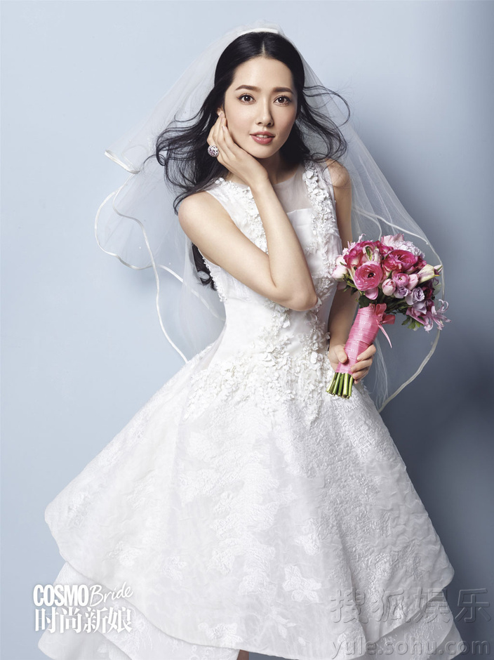 郭碧婷披婚纱登封面 飘逸唯美演绎浪漫情怀