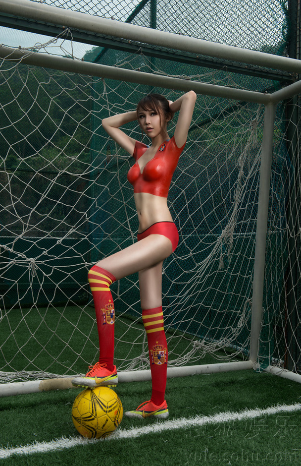 梦妮Gabby身体彩绘球衣照 激情演绎火辣西班牙