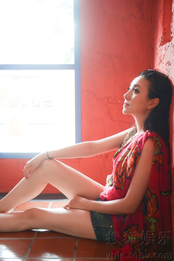 演员隋兰最新优雅写真曝光  性感动人秀长腿